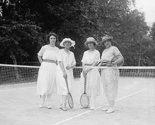 Women on a tennis court