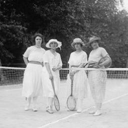 Women on a tennis court